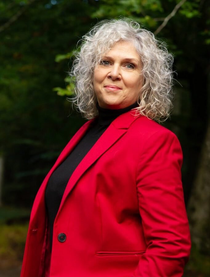 Portret van de oprichter van WAHD Herstelregie in een bosrijke omgeving