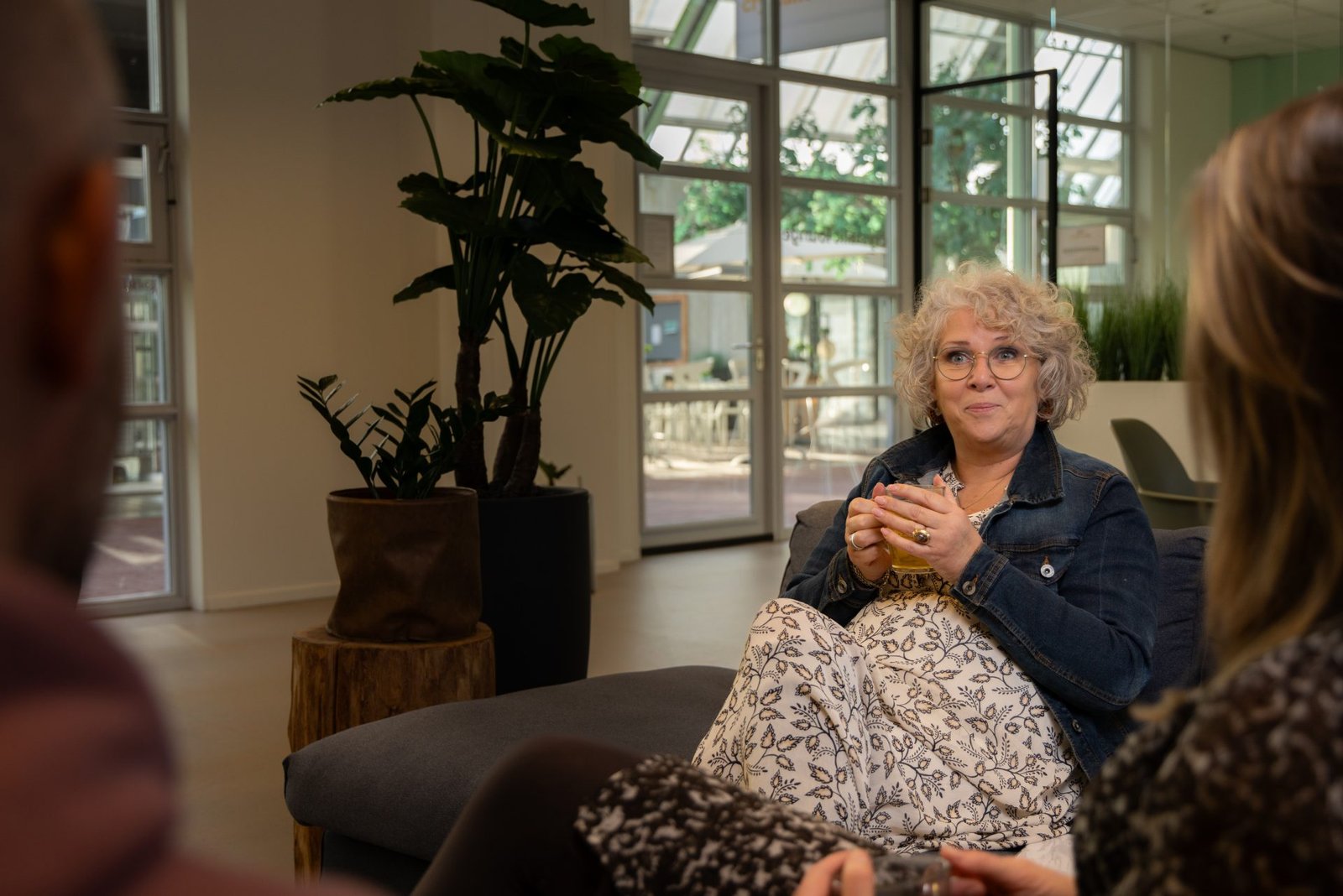 Will Hut-Doornik in gesprek met twee deelnemers